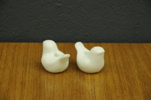 dwa porcelanowe swieczniki biale ptaki 